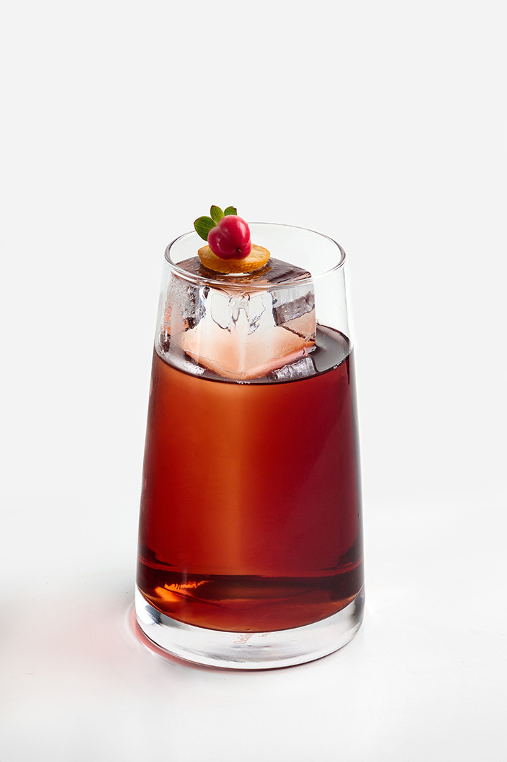 фотограф Андрей Богатов Сызрань, рекламная фотосъёмка для бара, коктейль на белом фоне