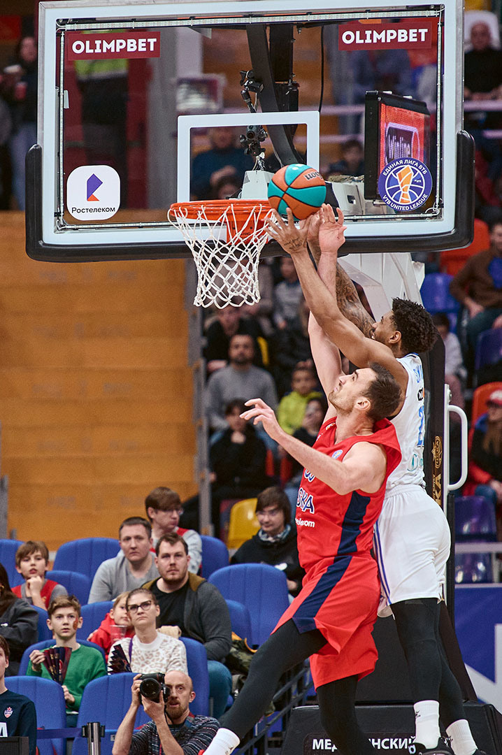 Баскетбольный матч ЦСКА-Зенит, спорт фото, мятч летит в корзину