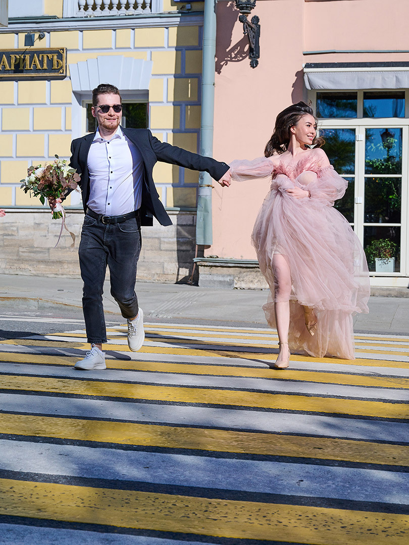 Свадебная фотосессия, жених с невестой бегут по улице