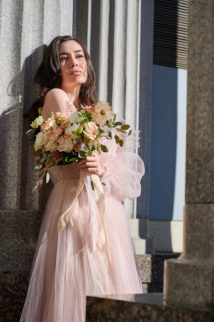 фотограф Андрей Богатов Сызрань, Свадебная фотосессия, невеста в платье ждет жениха