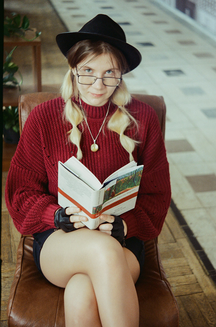портрет девушки с книгой, снятый на фотопленку
