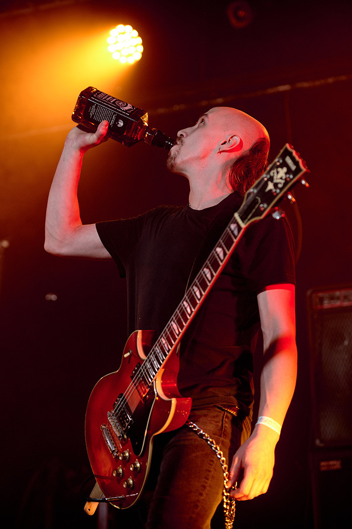  музыканты на сцене гластонбери клаб