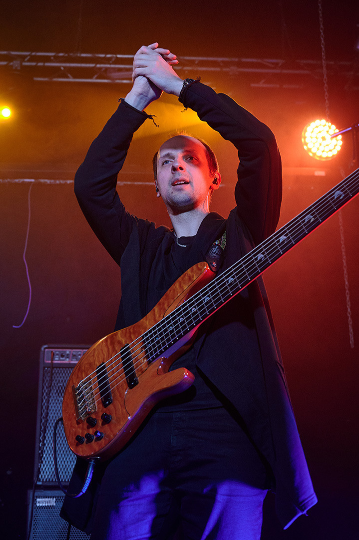  музыканты на сцене гластонбери клаб