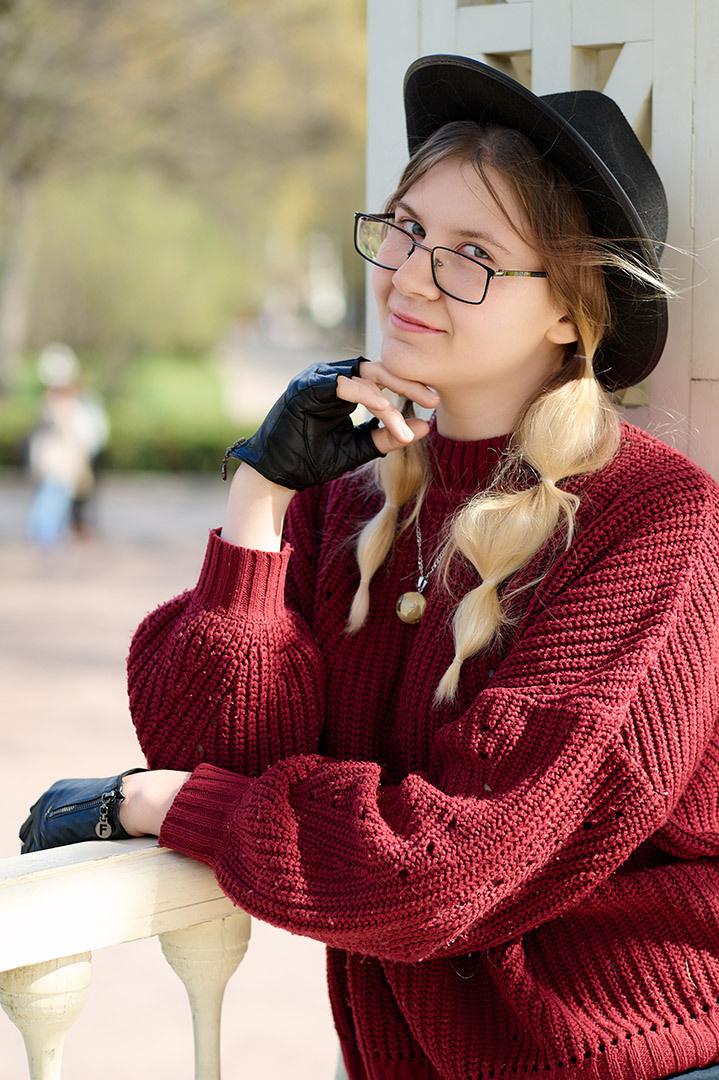 портрет юной девушке в шляпе. Фотограф Андрей Богатов