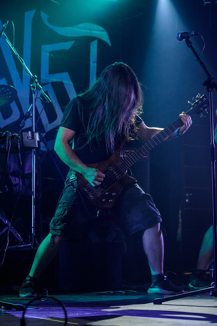 гитарист исполняет соло, рок концерт