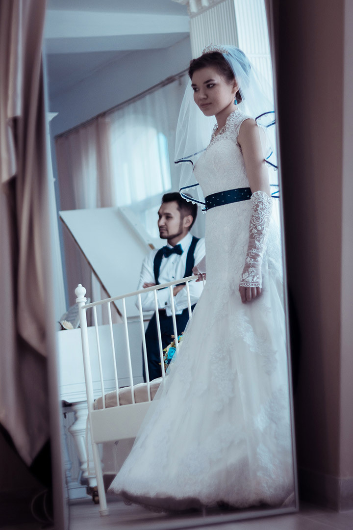 фотограф Андрей Богатов Сызрань, Свадебная фотосессия, молодожены смотрят друг на друга