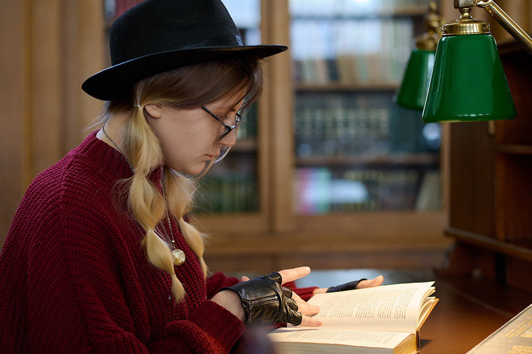 Девушка читает в библиотеке. Фотограф Андрей Богатов