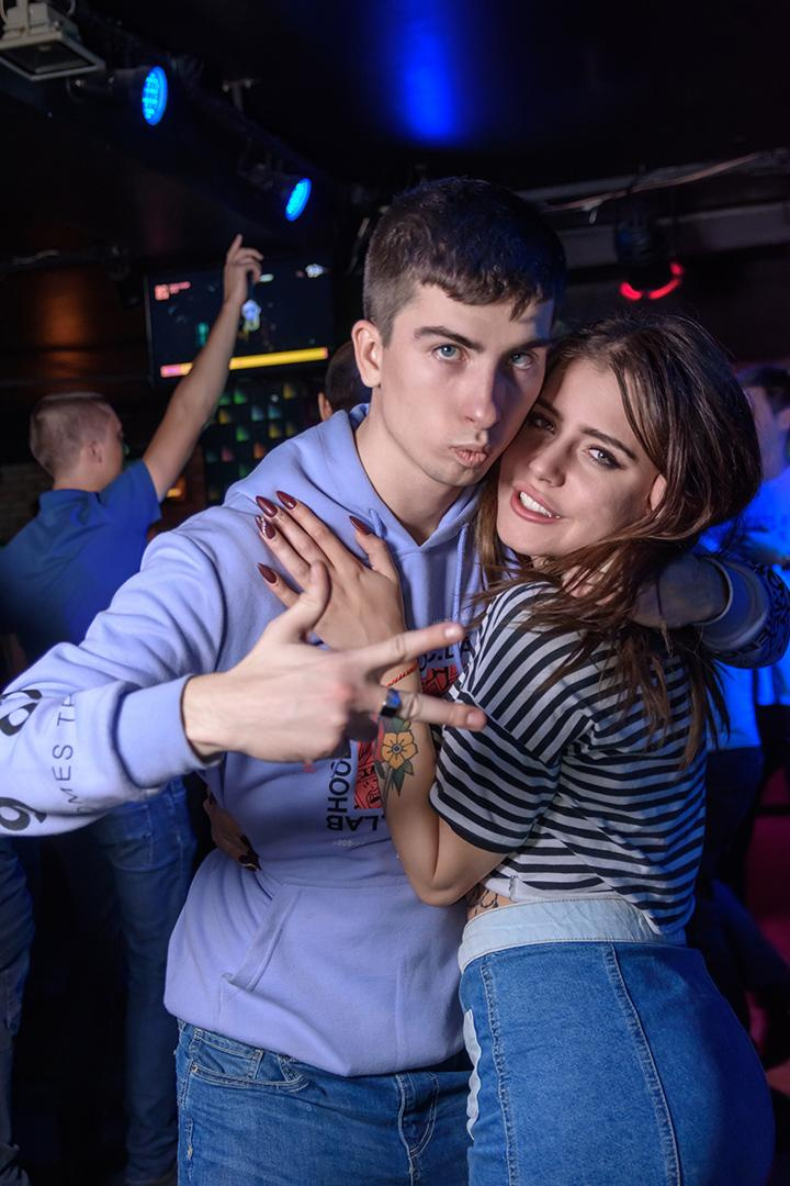 парень обнимает девушку в кубе