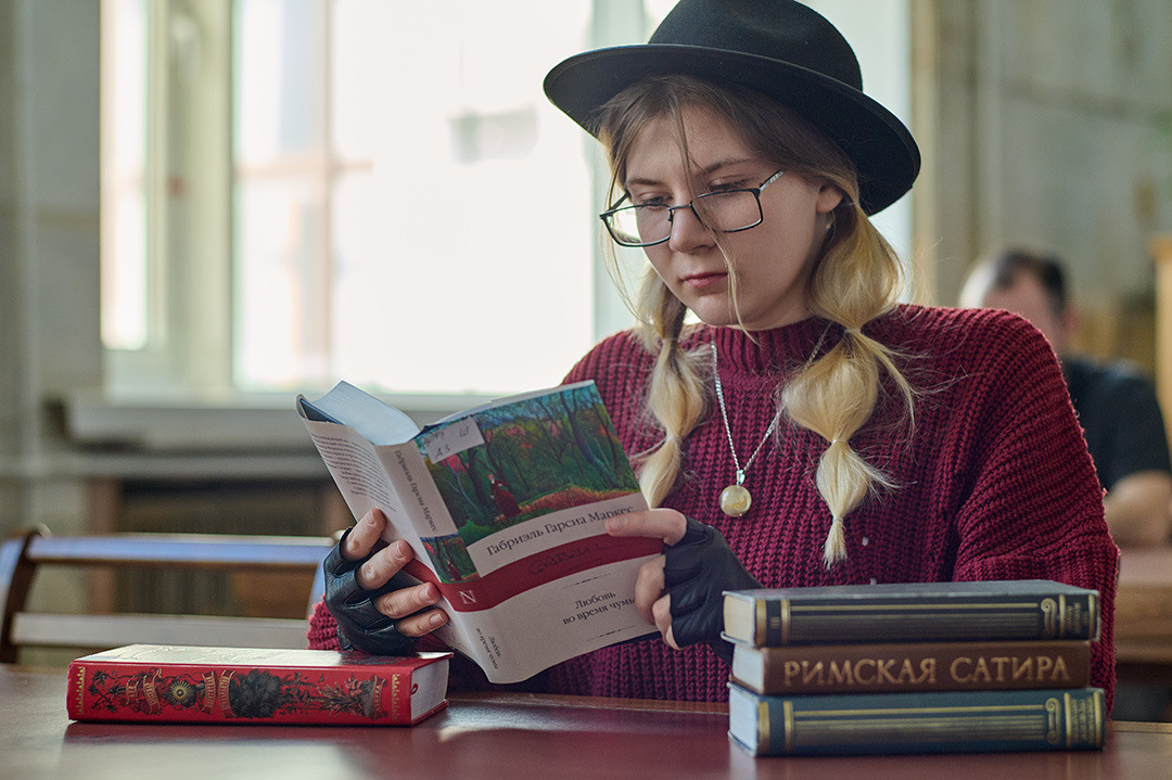 портрет молодой девушки в шляпе