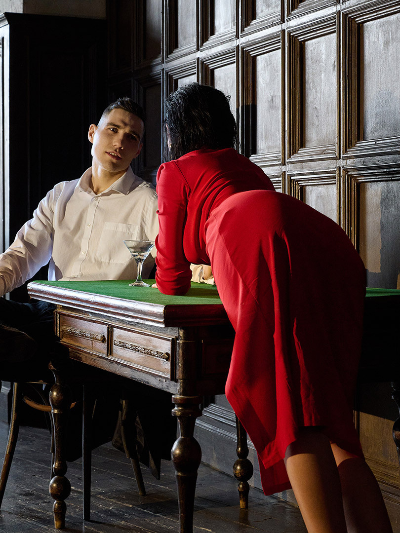 романтичная лав стори, фотосессия влюбленных, парочка страстно смотрит друг на друга