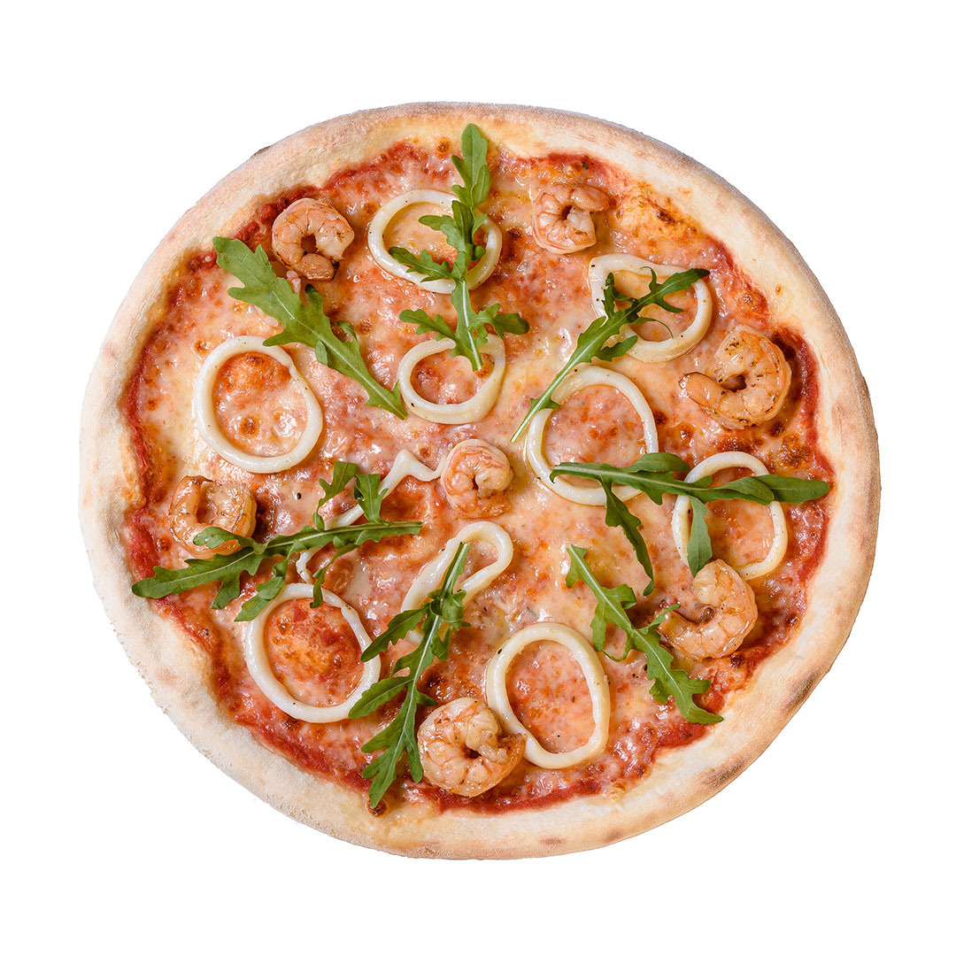 итальянская кухня, пицца с морепродуктами на белом фоне 