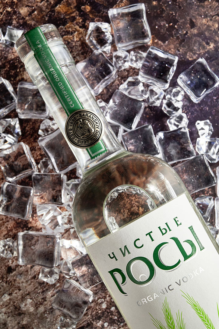 бутылка водки чистые росы во льду рекламное фото ресторана