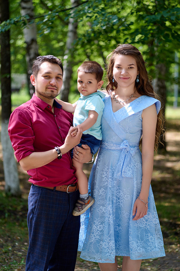 фотограф Андрей Богатов Сызрань, молодые родители с ребенком