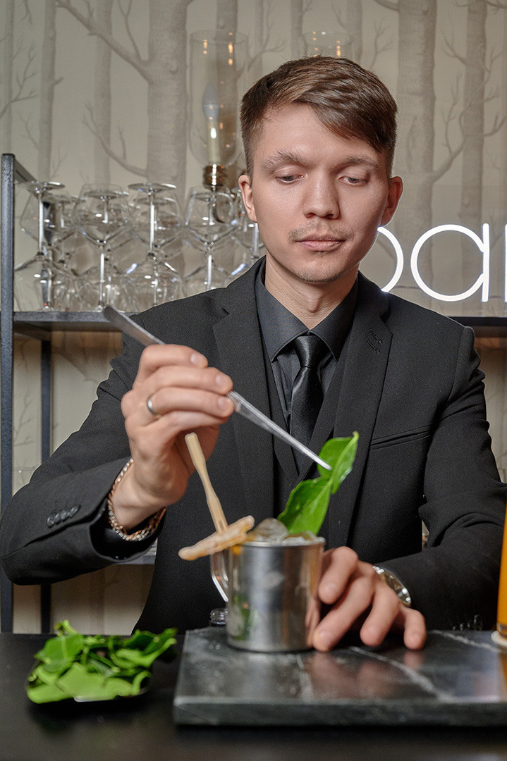 бармен за работой