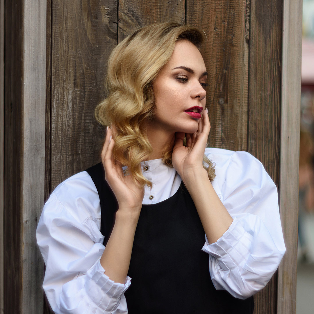 девушка с белыми волосами позирует на улице летом, фотограф Андрей Богатов Сызрань