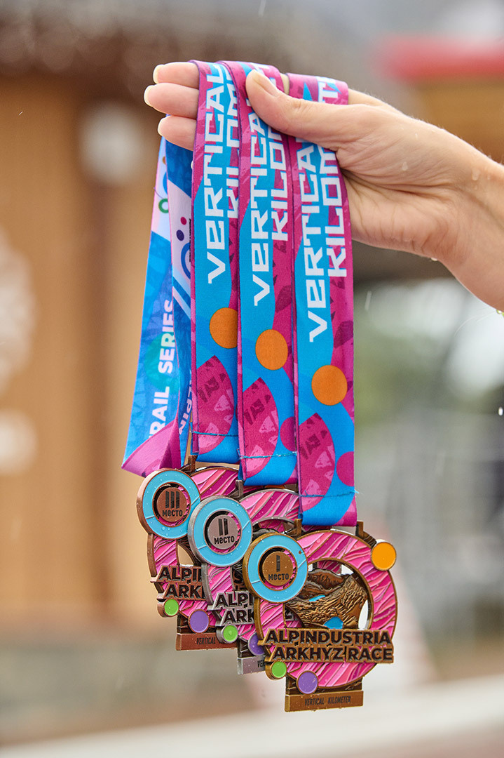 спортивный фотограф Андрей Богатов Самара, медали победителей марафонского забега