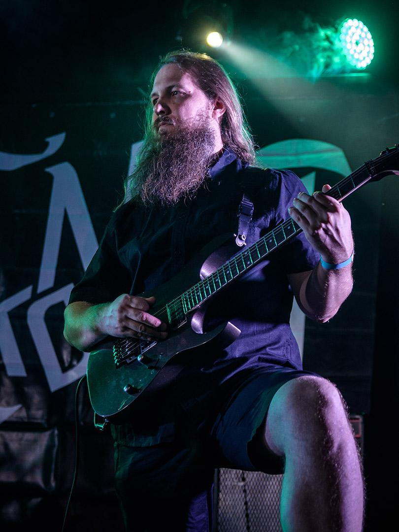 рок концерт, бас гитарист и его гитара