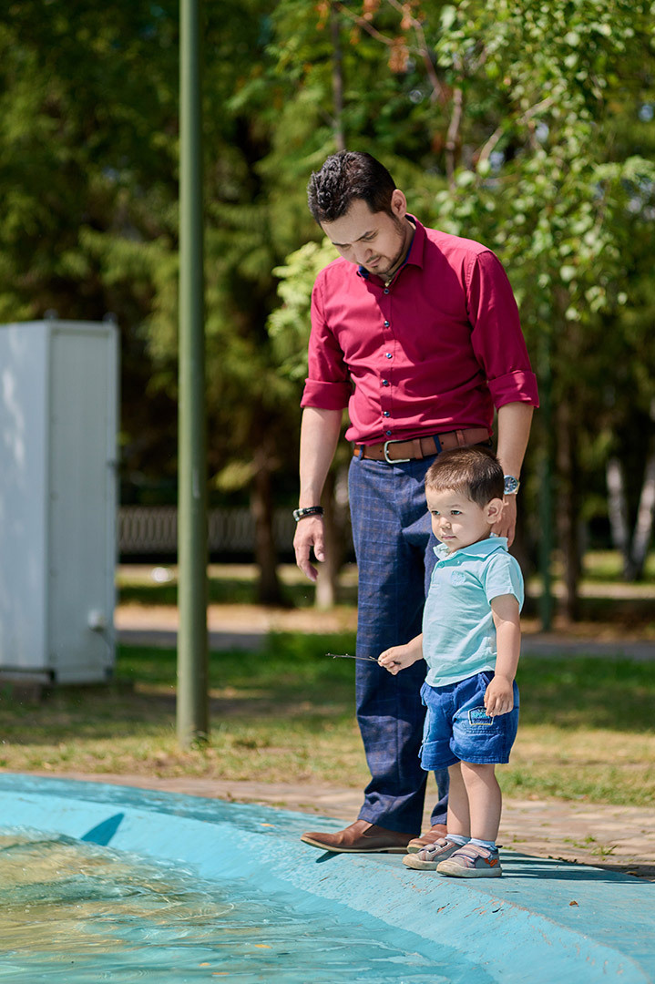 семейная фотосессия, отец гуляет с маленьким сыном