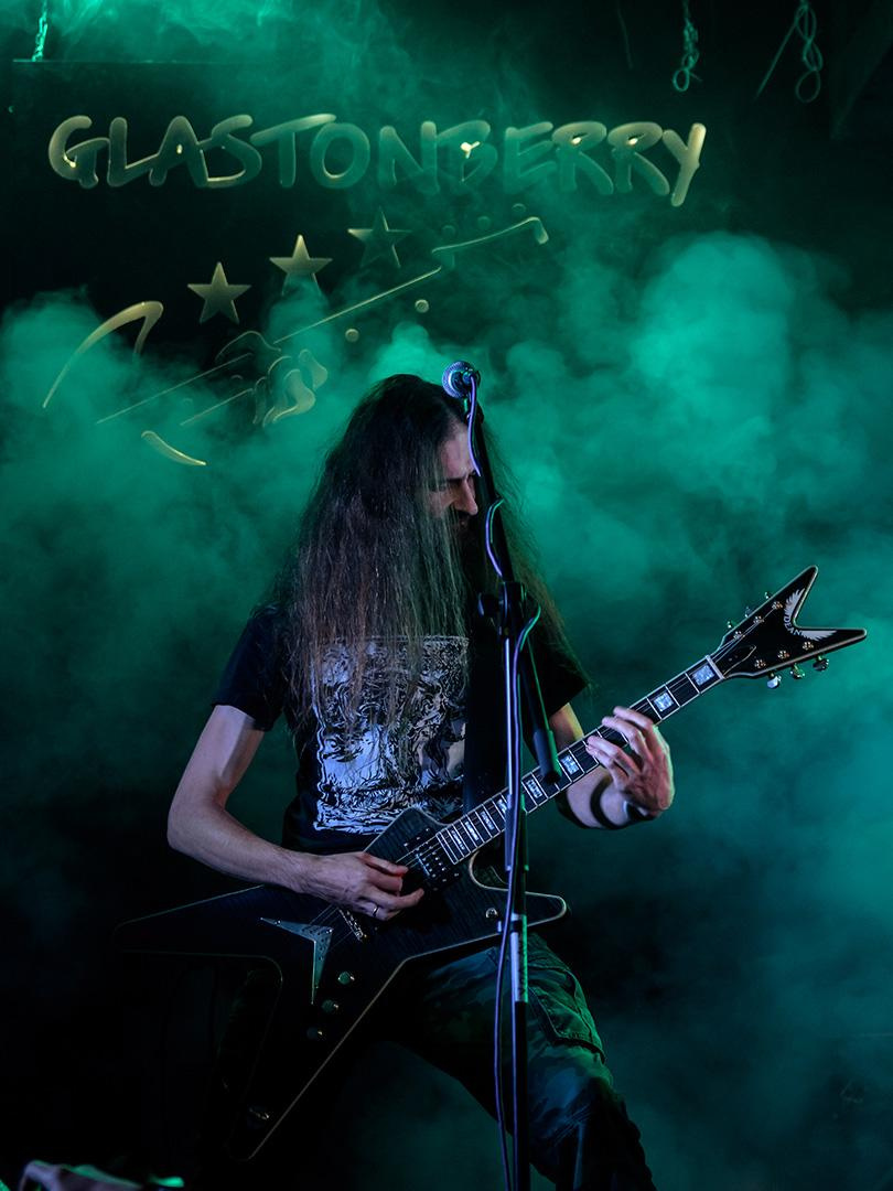 рок концерт, гитарист выступает на сцене