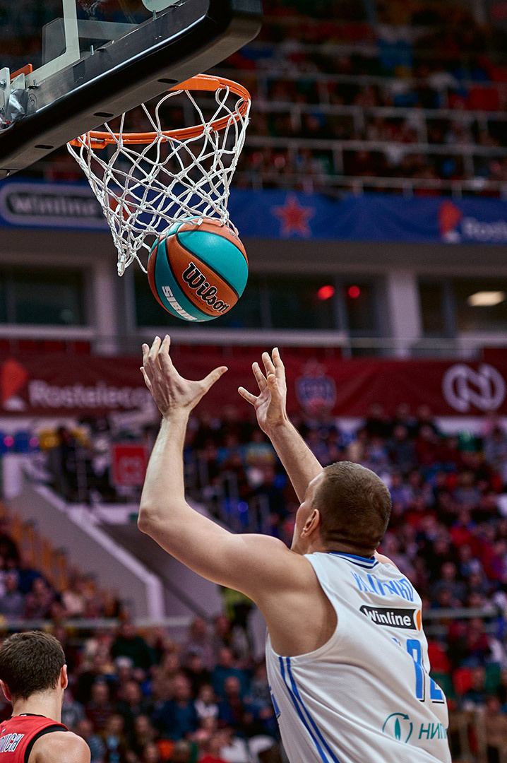 Зенит забрасывает мяч в корзину ЦСКА