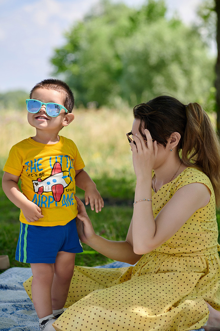 фотосессия с детьми, ребенок играет с молодой мамой