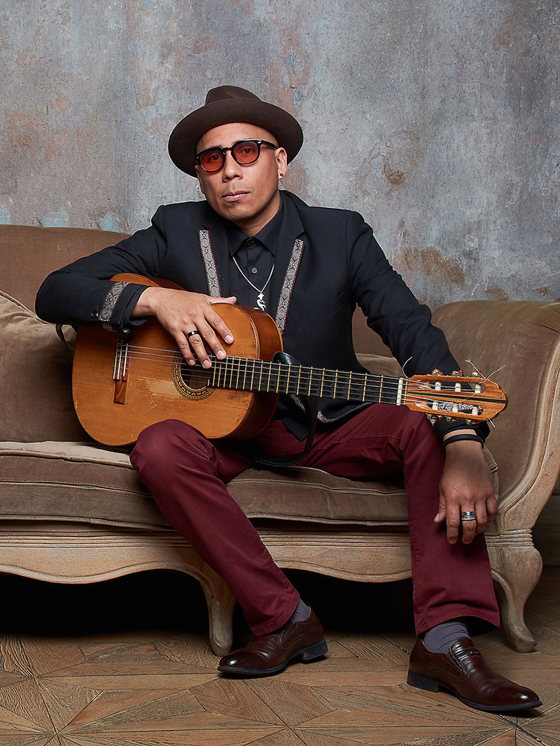 кубинский музыкант с гитарой в шляпе на диване фотограф Андрей Богатов