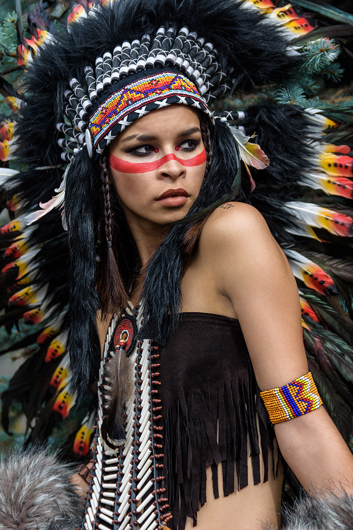 портрет девушки на улице в костюме индейца Сызрань