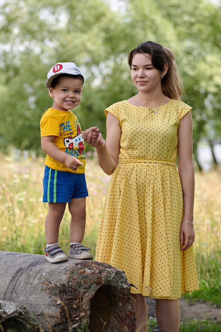 фотосессия с детьми, ребенок смеется, счастливая мама