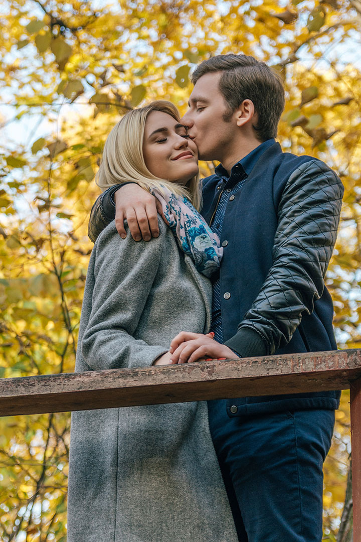 фотограф Андрей Богатов Сызрань, романтичная лав сори, парень целует девушку