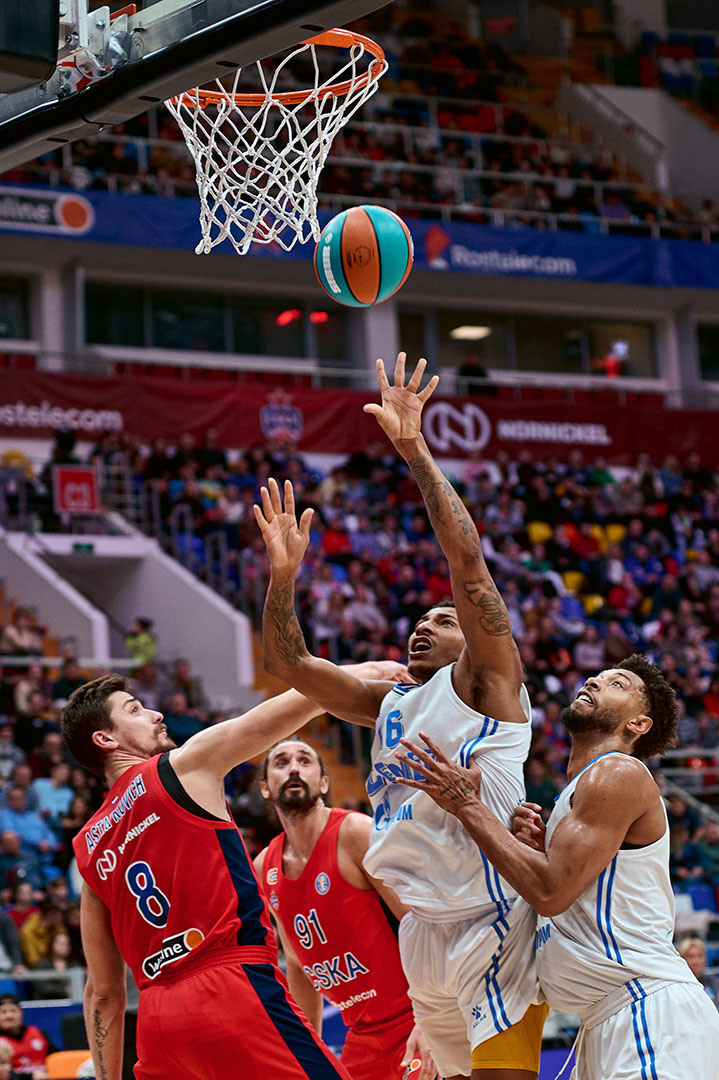 спортивный фотограф Андрей Богатов Самара, Баскетбольный матч ЦСКА-Зенит, решающий бросок игрока Зенит, финал