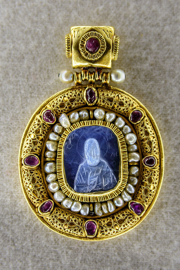 фотограф Андрей Богатов Сызрань, рекламная фотография, древний медальон с иконой