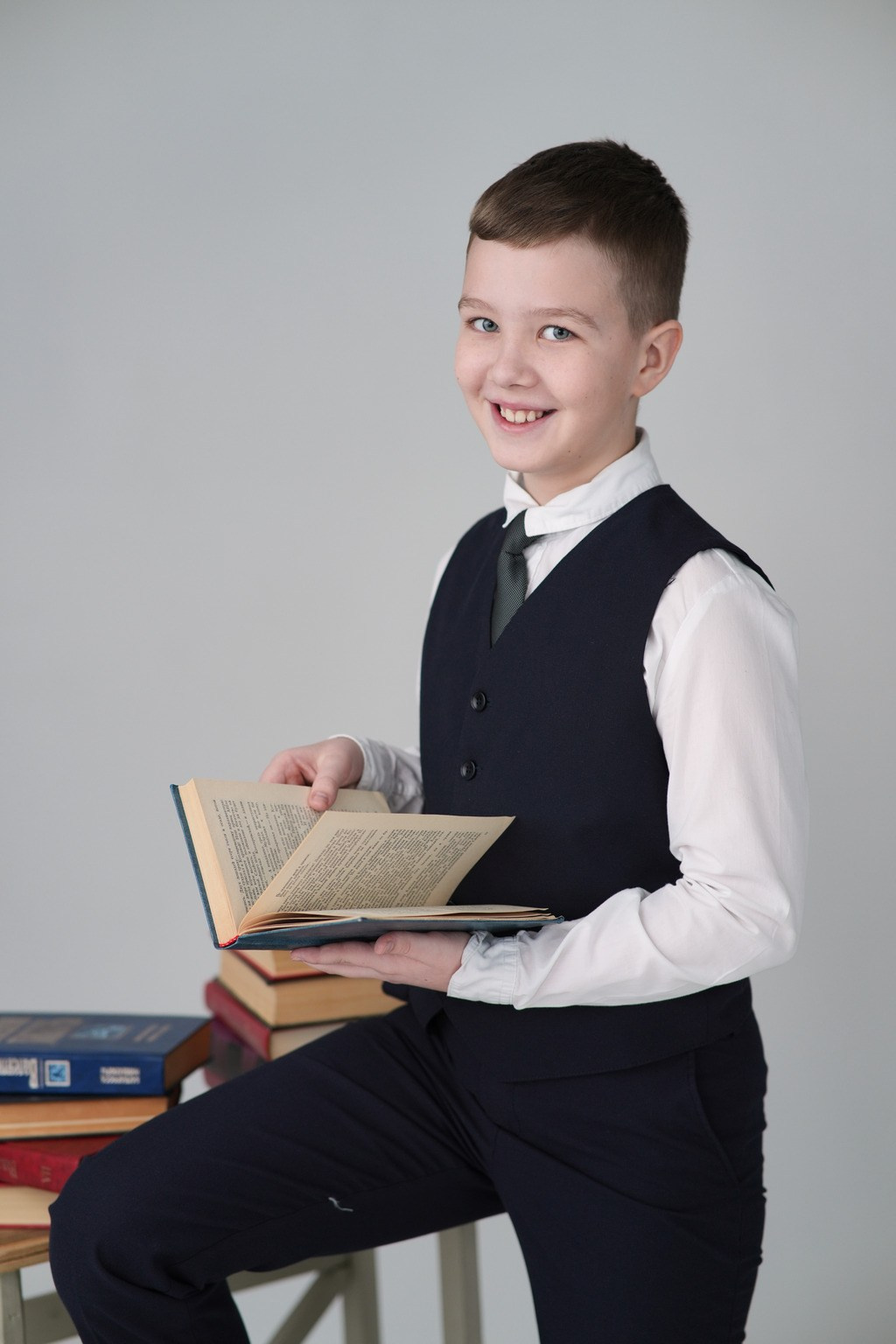 ФОТОСЕССИЯ на белом фоне с книгами. Школьная фотография в Санкт-Петербурге, выпускные альбомы, фотосессии