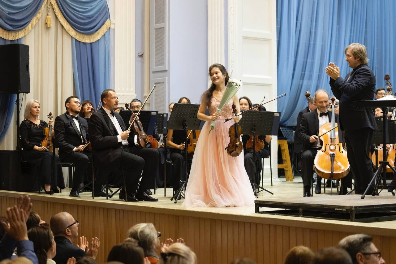 На сцене. Скрипачка Анна Савкина