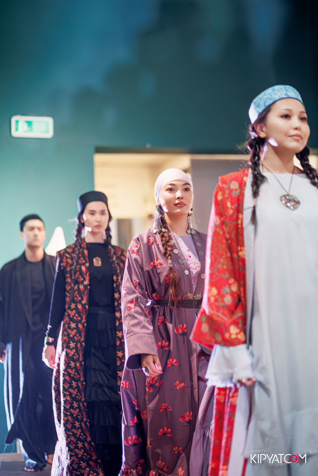 FASHION ПОКАЗ, КАЗАХСКОЙ НАЦИОНАЛЬНОЙ ОДЕЖДЫ. КИПЯТКОМ АЛМАТЫ!