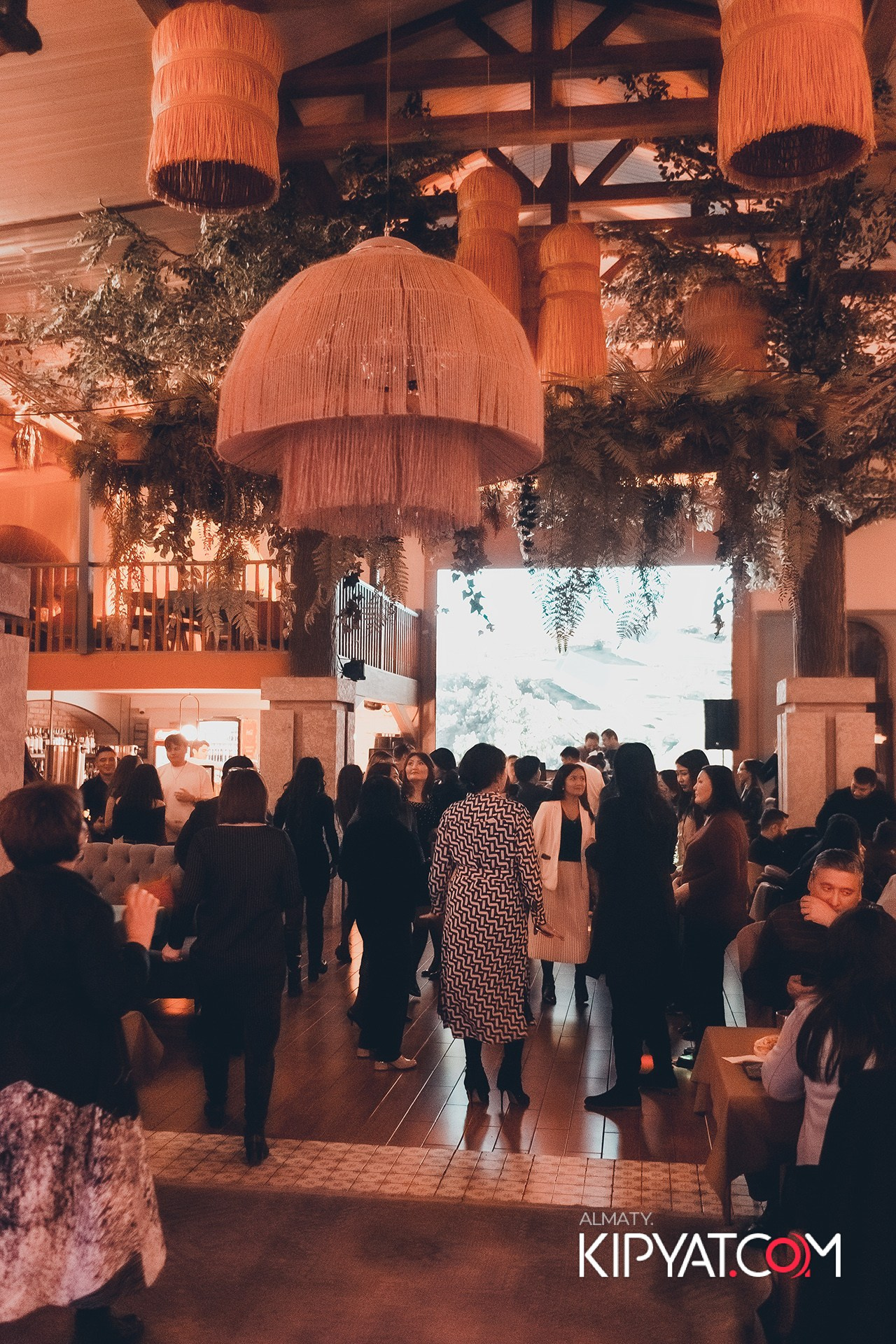 ГРУЗИНСКИЙ ДВОР НА КАБАНБАЙ БАТЫРА. КИПЯТКОМ АЛМАТЫ!