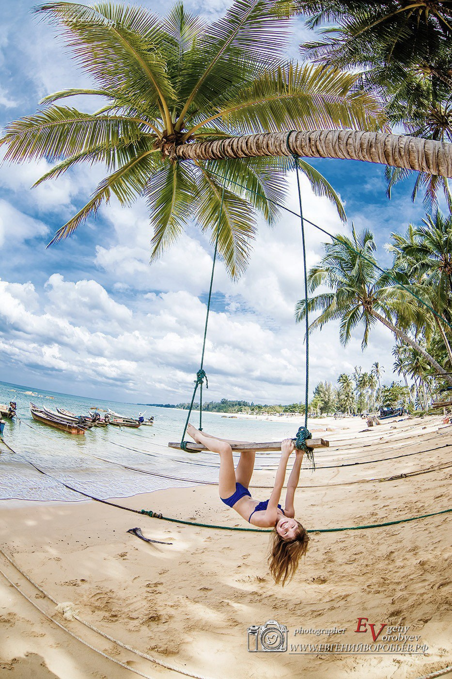 семейная фотосессия Пхукет фотограф пляж девочка качели Ката Карон Найхарн Патонг Найхарн Сурин море счастье радость идея место образ пример фото позы для фотосессии Phuket Naiharn Kata Karon Patong Surin заказать фотосъёмку цена детская фотосессия
