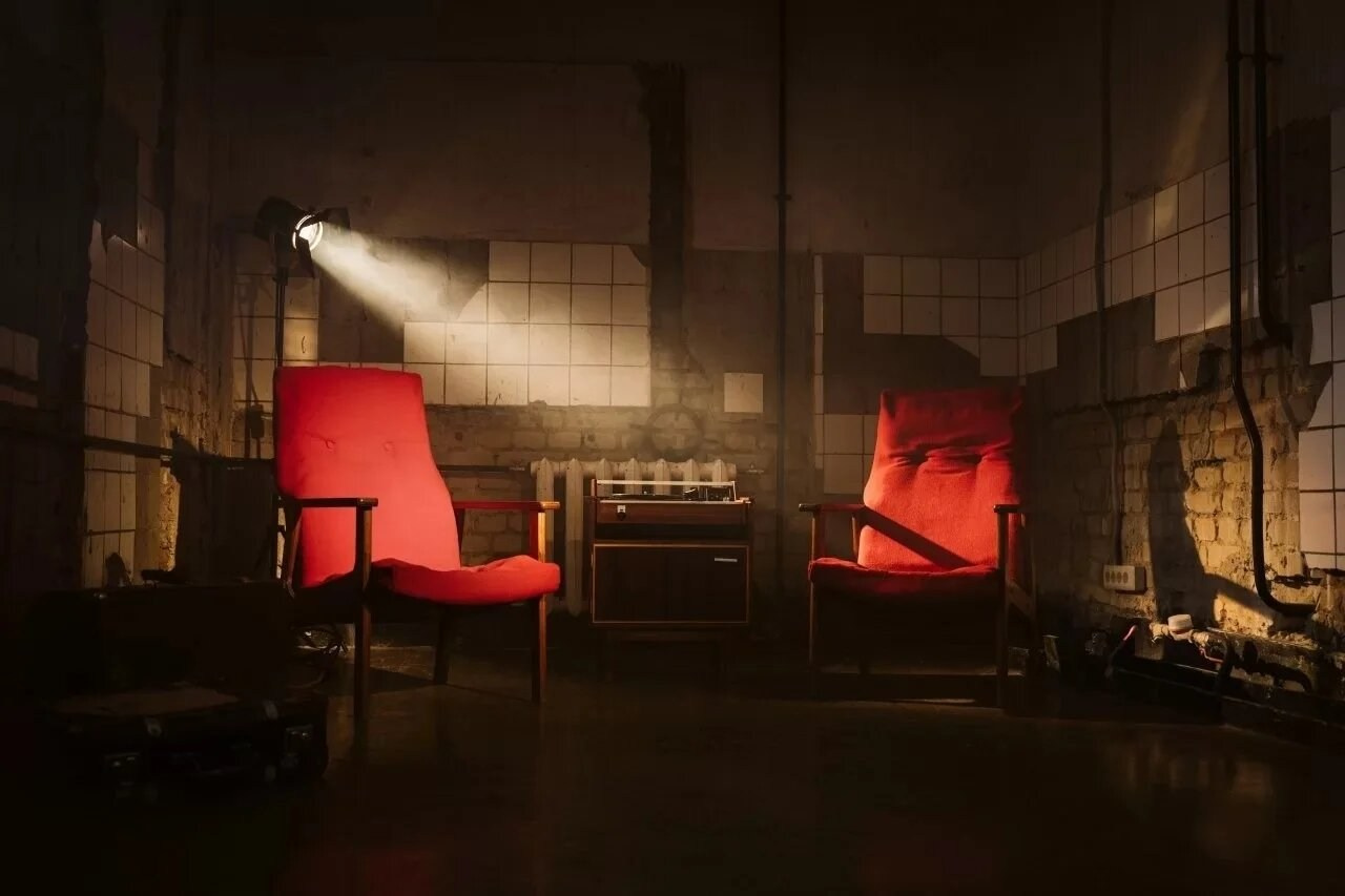 Старый интерьер с двумя креслами с стиле СССР