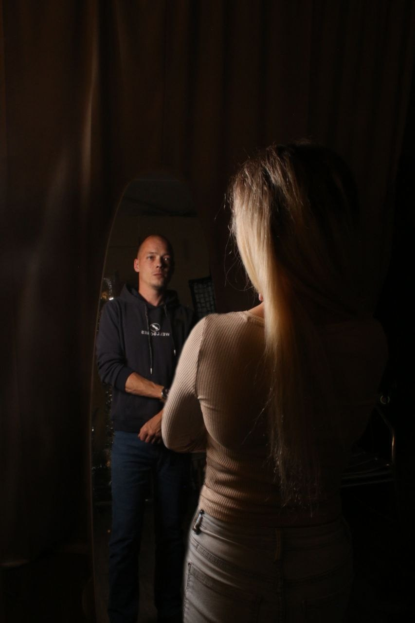 Кадр фотоссесии в стиле Любовная история в студии где девушка смотрит в зеркало а видит своего любимого