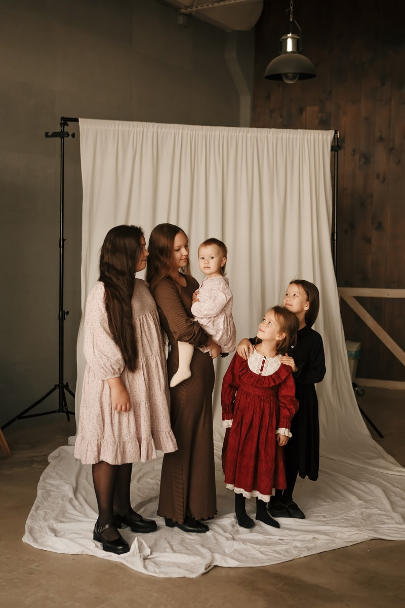 Катя, Николай, Лиза, Ксюша, Аня, Маша, Капитолина. Фотограф Александра Рышкова