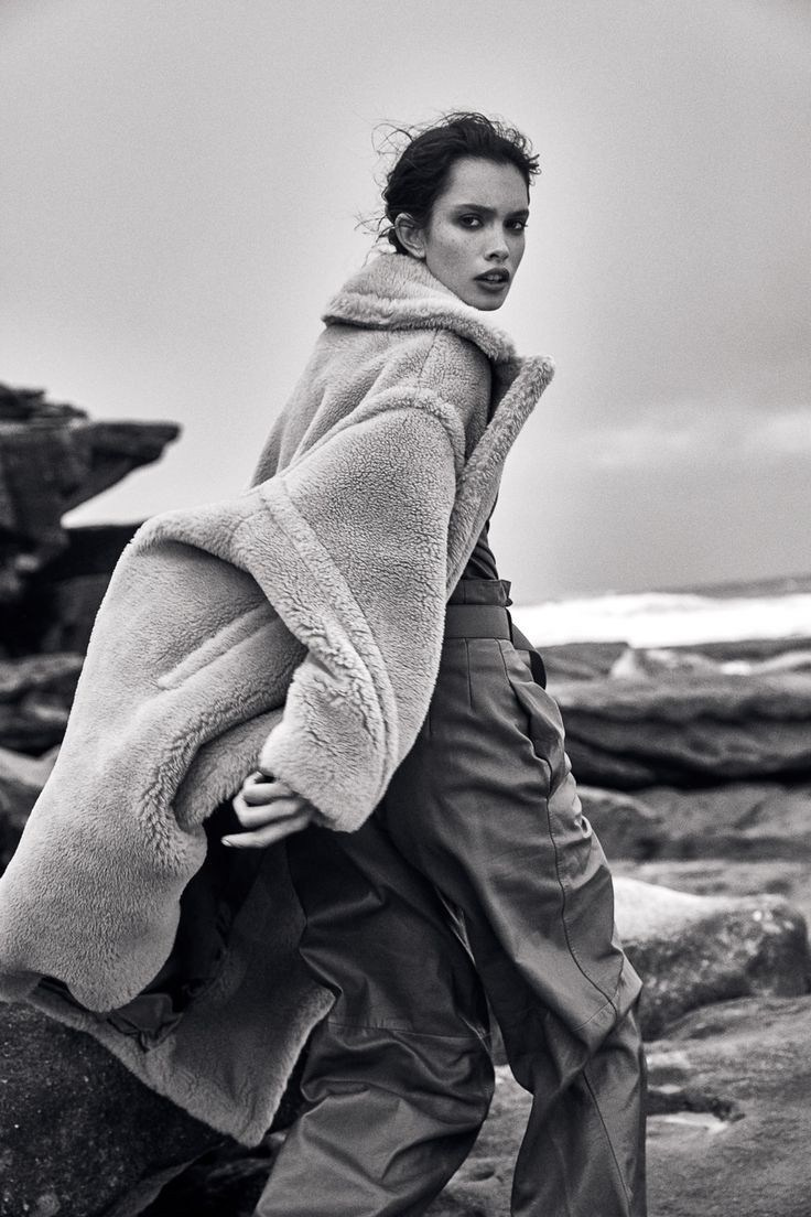 Девушка на берегу