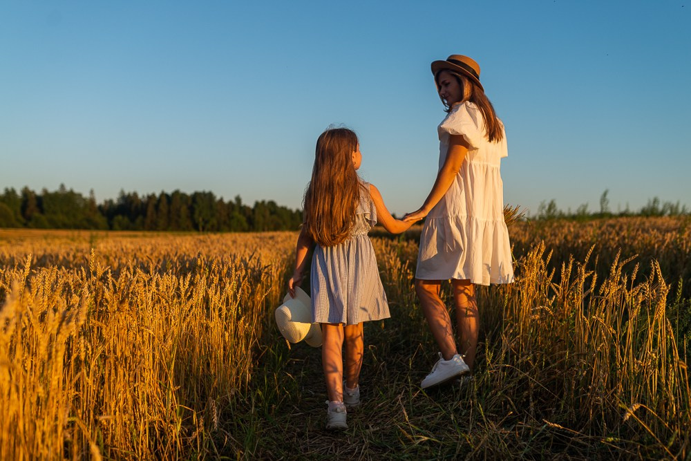 Поле, закат и наши улыбки. Фотограф Мария Ковкова