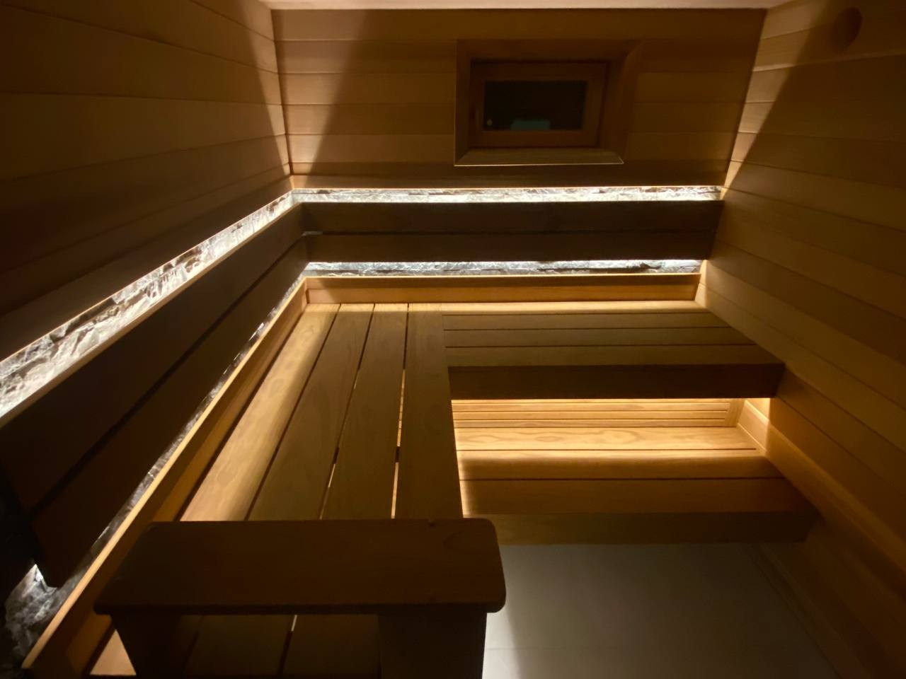 Парная у залива из канадского кедра и новозеландской термососны, с камнем за спинкой для дополнительного прогрева во время парения. SaunaTopMasters