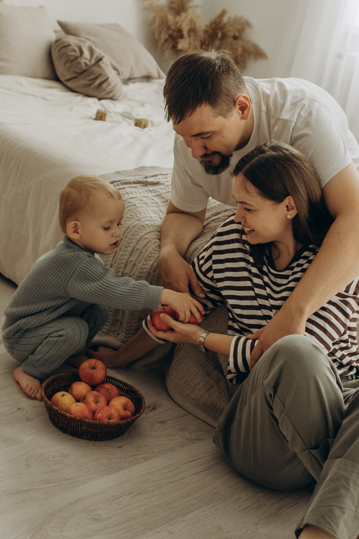 Ярослав и яблоки. Гаврилова Настя семейный фотограф lifestyle в Москве