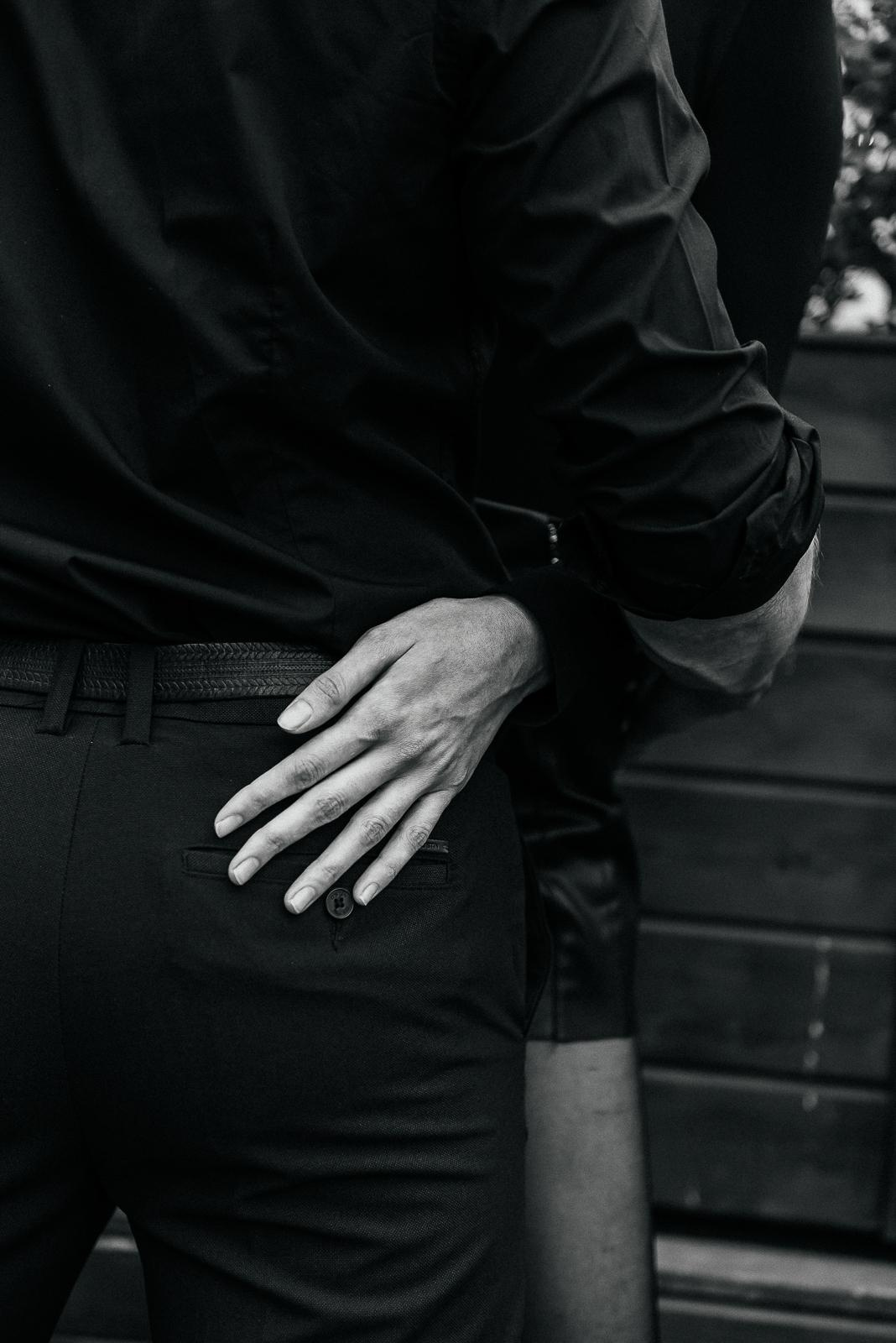 парень и девушка, рука на пояснице, обнимаютсяфотограф новосибирск