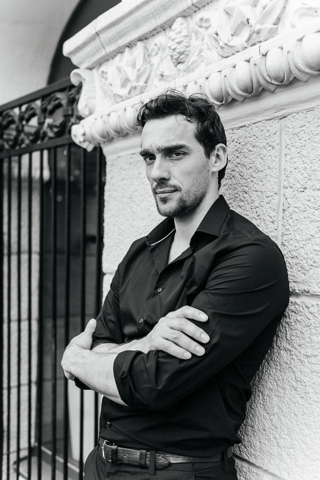 парень стоит у красивой стены, архитектура, город, фотограф новосибирск