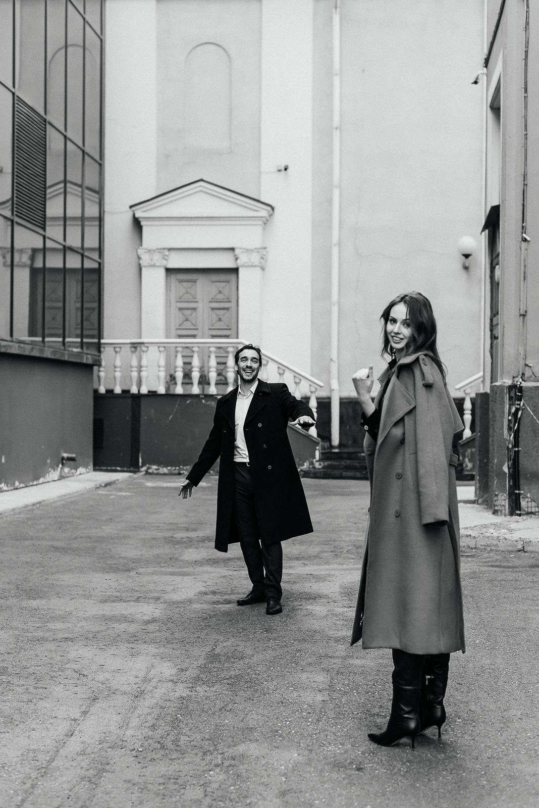 парень зовет девушку, девушка улыбается, фотосессия в городе, фотограф новосибирск