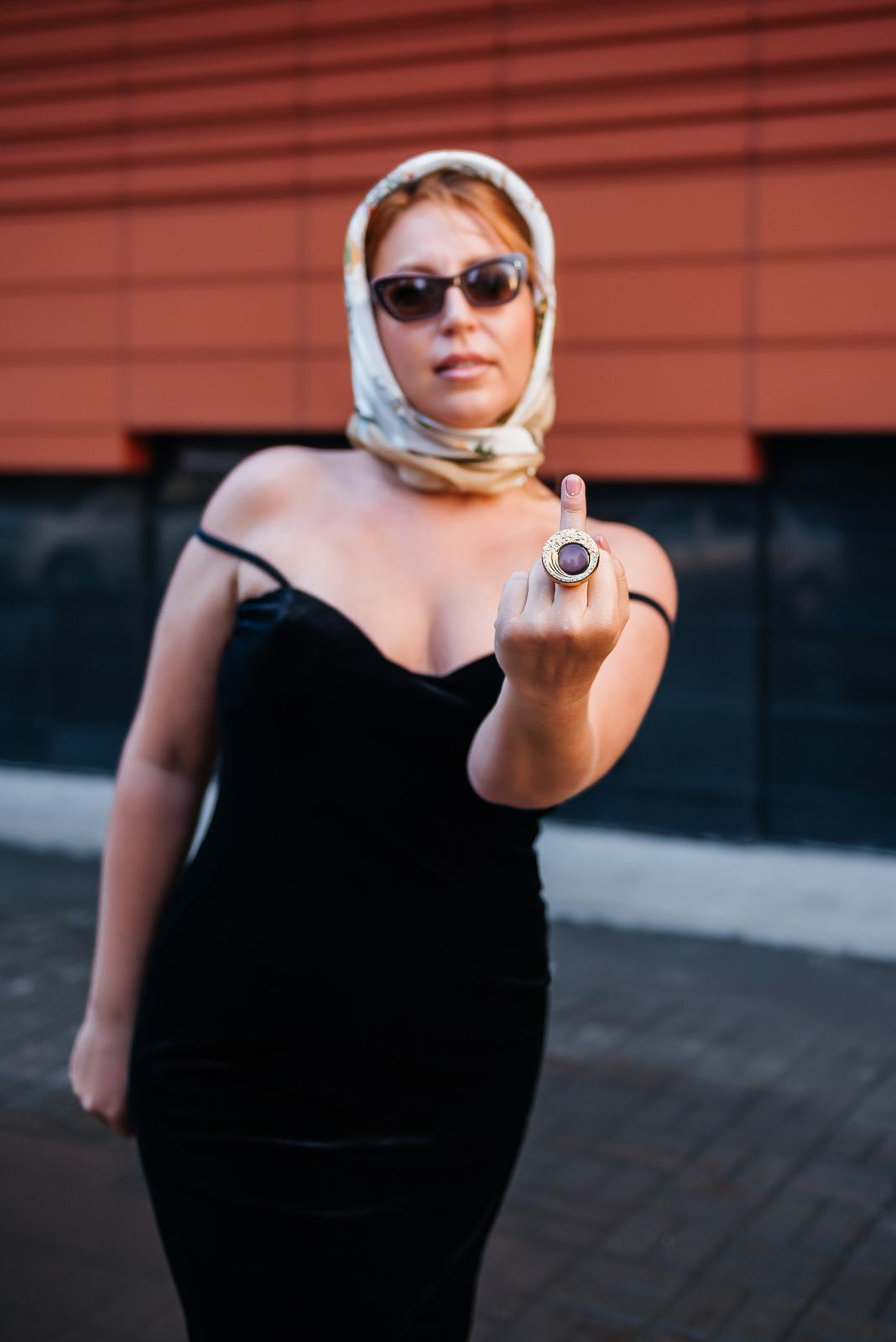 Девушка, черное платье, бархатное платье, платье по фигуре, итальянский шик, италия, лето, шляпа, фотосессия в городе, фотосессия летом, фотограф новосибирск, бокал, вино, корзина фруктов