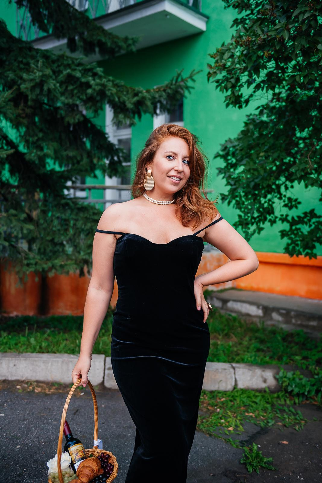 Девушка, черное платье, бархатное платье, платье по фигуре, итальянский шик, италия, лето, шляпа, фотосессия в городе, фотосессия летом, фотограф новосибирск, бокал, вино, корзина фруктов