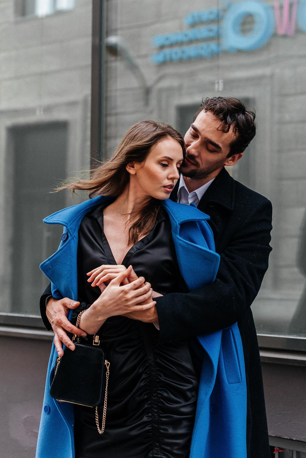 парень и девушка в пальто, фотосессия в городе, фотосессия, уличная фотосессия, фотосессия в кафе, съёмка у архитектуры, история любви, фотограф новосибирск, фотосессия в новосибирске, love story, предсвадебная фотосессия, фотосессия для двоих, фотограф в новосибирске, архитектура, город, фотограф новосибирск