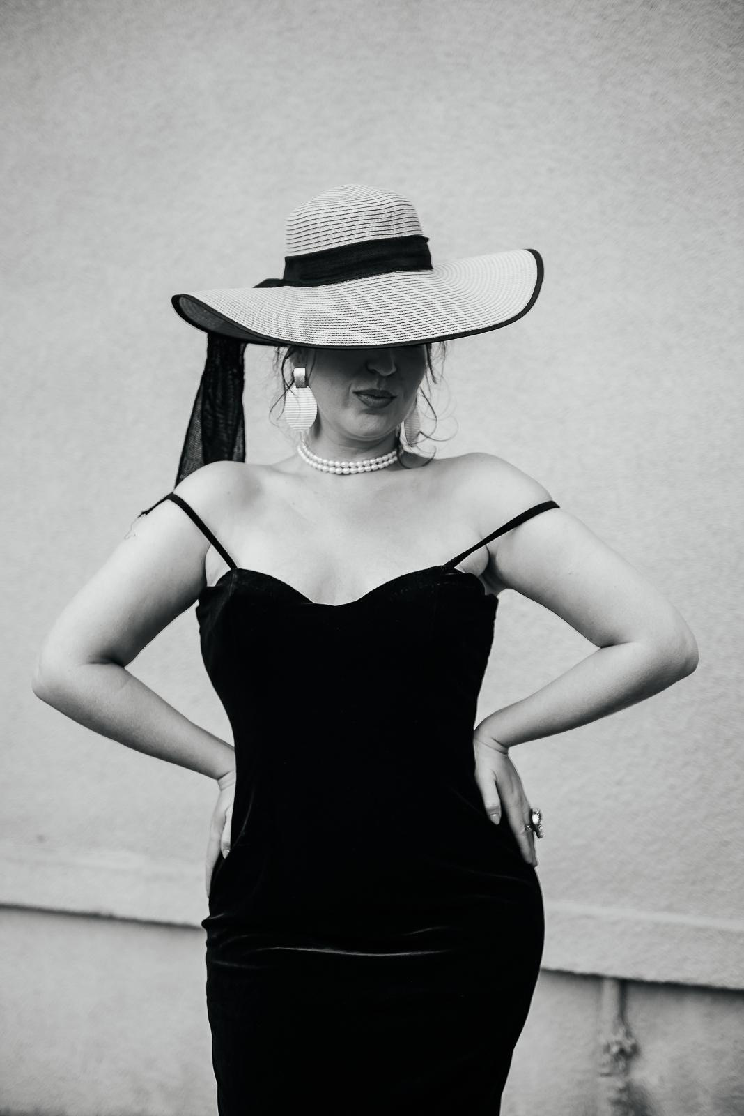 Девушка, черное платье, бархатное платье, платье по фигуре, итальянский шик, италия, лето, шляпа, фотосессия в городе, фотосессия летом, фотограф новосибирск